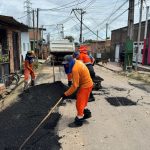 Via do bairro Jorge Teixeira recebe serviços de recuperação asfáltica da prefeitura