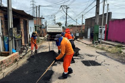 Via do bairro Jorge Teixeira recebe serviços de recuperação asfáltica da prefeitura
