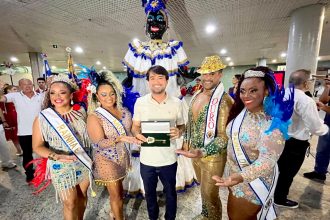 Carnaval 2026 é oficialmente aberto em Manaus com a tradicional chegada da Kamélia