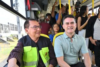 Prefeito David Almeida entrega 484 ônibus e revoluciona transporte coletivo com passe livre estudantil