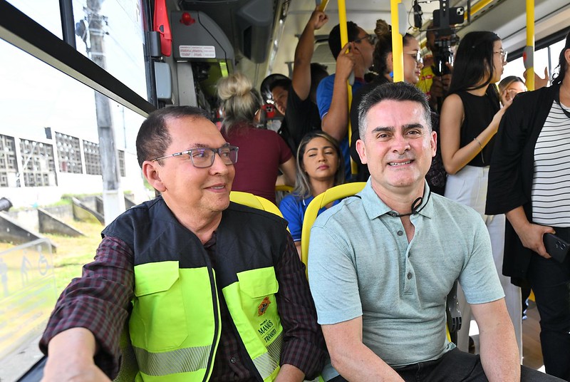 Prefeito David Almeida entrega 484 ônibus e revoluciona transporte coletivo com passe livre estudantil