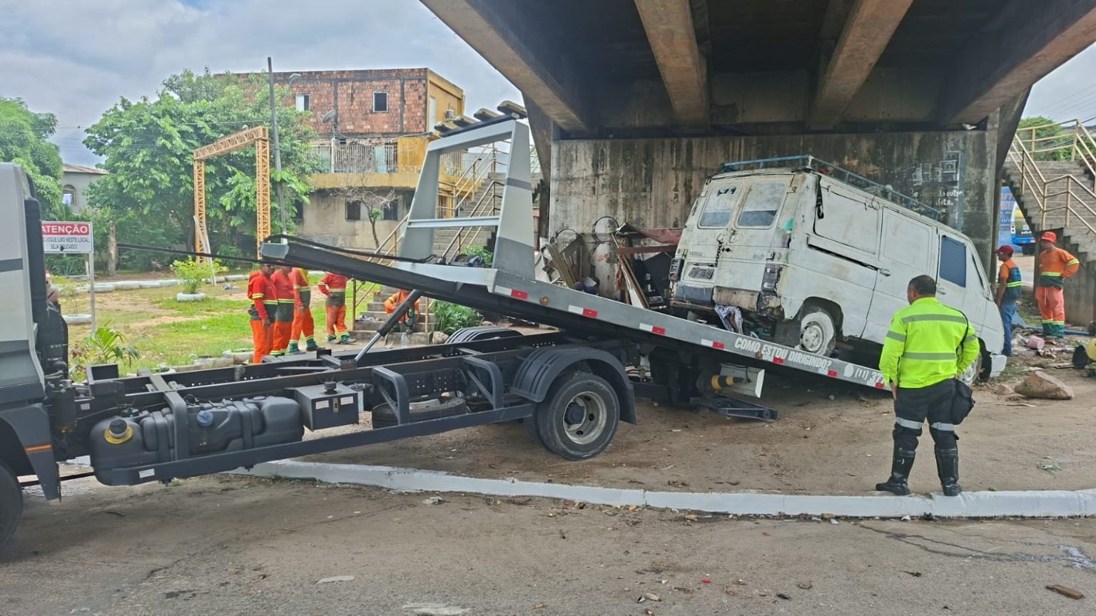 Prefeitura de Manaus remove veículo abandonado e reforça ordenamento urbano no bairro Educandos