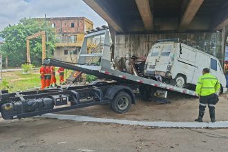 Prefeitura de Manaus remove veículo abandonado e reforça ordenamento urbano no bairro Educandos