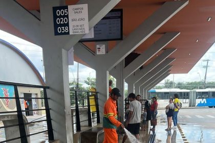 Prefeitura de Manaus realiza limpeza e manutenção no terminal 7, no Tarumã