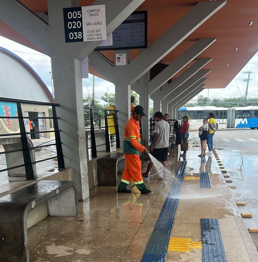 Prefeitura de Manaus realiza limpeza e manutenção no terminal 7, no Tarumã