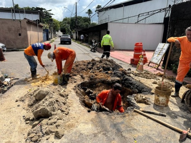 Prefeitura de Manaus executa obra emergencial e recupera rede de drenagem em via estratégica da zona Centro-Oeste