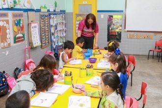 Prefeitura de Manaus amplia vagas em creches, reconhece demanda histórica e mantém expansão contínua da educação infantil em Manaus