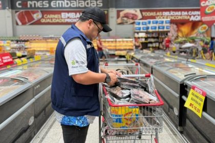 Fiscalização: Procon-AM autua supermercado por comercialização de mais de 80 kg de alimentos impróprios para o consumo