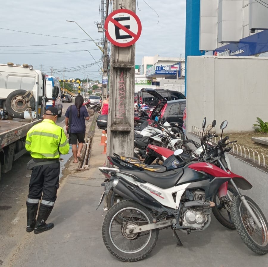 Fiscalização da Prefeitura de Manaus remove motocicletas estacionadas irregularmente na zona Centro-Sul