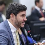 Comissão aprova acesso gratuito à internet para famílias de baixa renda com alunos na rede pública