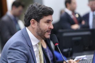 Comissão aprova acesso gratuito à internet para famílias de baixa renda com alunos na rede pública