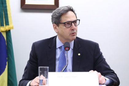 Projeto simplifica divulgação de informações no mercado de valores mobiliários