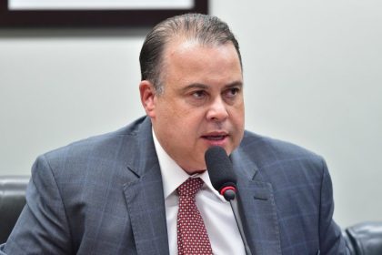 Comissão aprova projeto que proíbe que professores sejam substituídos por inteligência artificial nas escolas