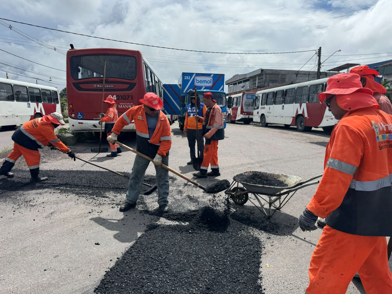 Prefeitura de Manaus realiza obra de recuperação asfáltica em importante via do bairro Jorge Teixeira