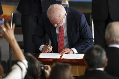 Lula veta projeto que reduz penas de condenados por tentativa de golpe de Estado