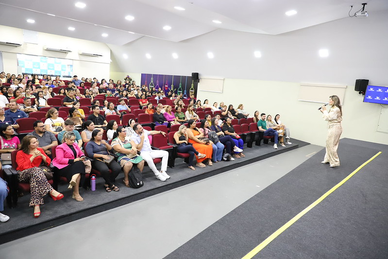 Prefeitura de Manaus realiza 1º encontro com novos apoios escolares da educação especial