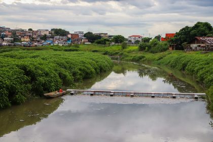 Prefeitura de Manaus amplia rede de proteção ao rio Negro com instalação da 14ª ecobarreira