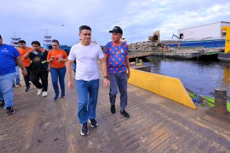 David Almeida lidera operação que retira 350 toneladas de lixo do rio Negro e consolida política ambiental com 14 ecobarreiras em Manaus