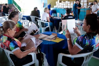 Prefeitura de Manaus realiza Café Literário com entrega de kits de livros para instituições de atendimento à pessoa idosa