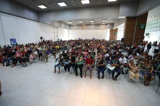 ‘Estou realizada, eu não estava conseguindo comprar porque eu não estava trabalhando’, afirma beneficiada com entrega gratuita de óculos de grau pelo Governo do Amazonas