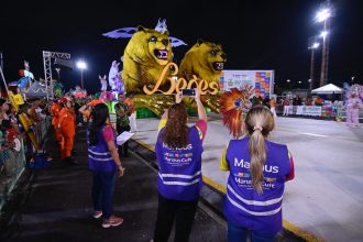 Prefeitura de Manaus acompanha segunda noite de desfiles e reforça investimentos no Carnaval e ações de proteção ao público