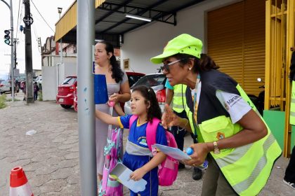 Prefeitura conscientiza estudantes sobre travessia segura de vias durante operação ‘Volta às aulas’