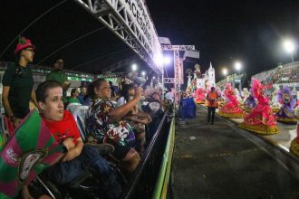 Carnaval na Floresta 2026: Sambódromo contará com estrutura acessível, intérpretes e audiodescritores nos desfiles