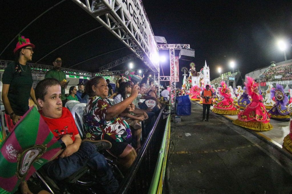 Carnaval na Floresta 2026: Sambódromo contará com estrutura acessível, intérpretes e audiodescritores nos desfiles