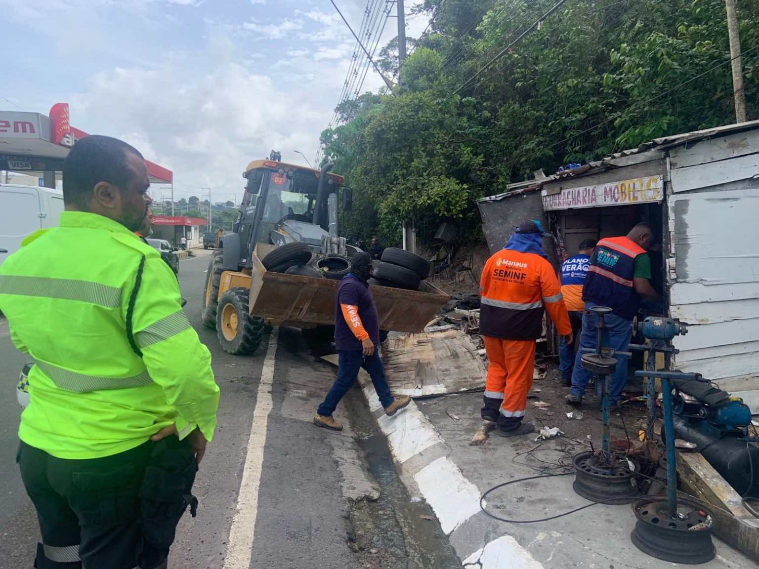 Em operação integrada, Prefeitura de Manaus realiza demolição de borracharia na avenida Torquato Tapajós 