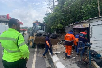 Em operação integrada, Prefeitura de Manaus realiza demolição de borracharia na avenida Torquato Tapajós 