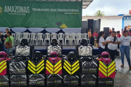 Detran-AM entrega 73 kits de segurança a motofretistas no interior do Estado