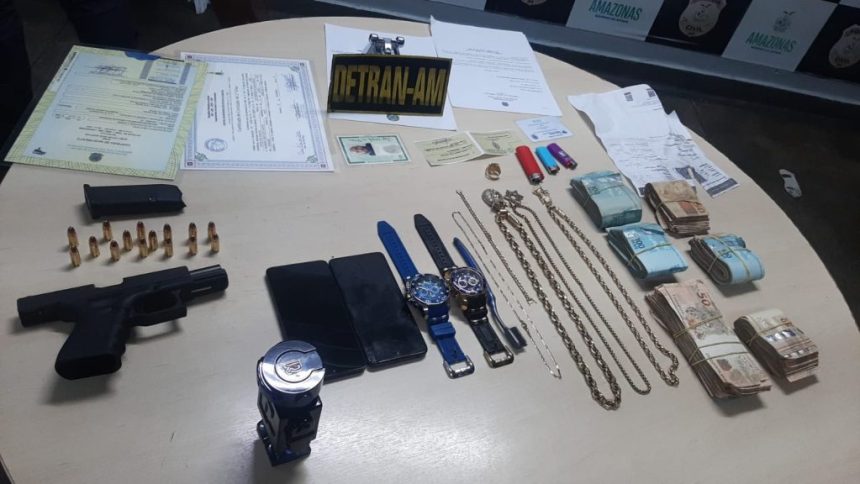 Durante fiscalização do Detran-AM, condutor é flagrado com arma de fogo e munições, documentos falsos e R$ 48 mil