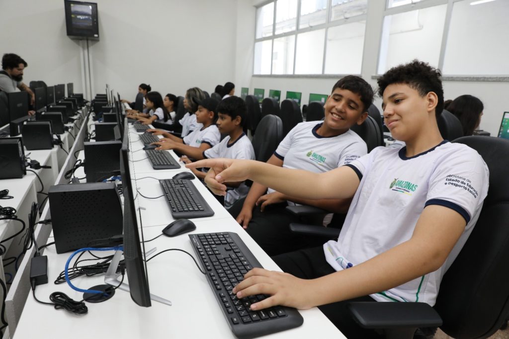 Estudantes da rede estadual iniciam ano letivo no novo Centro de Educação de Tempo Integral em Autazes