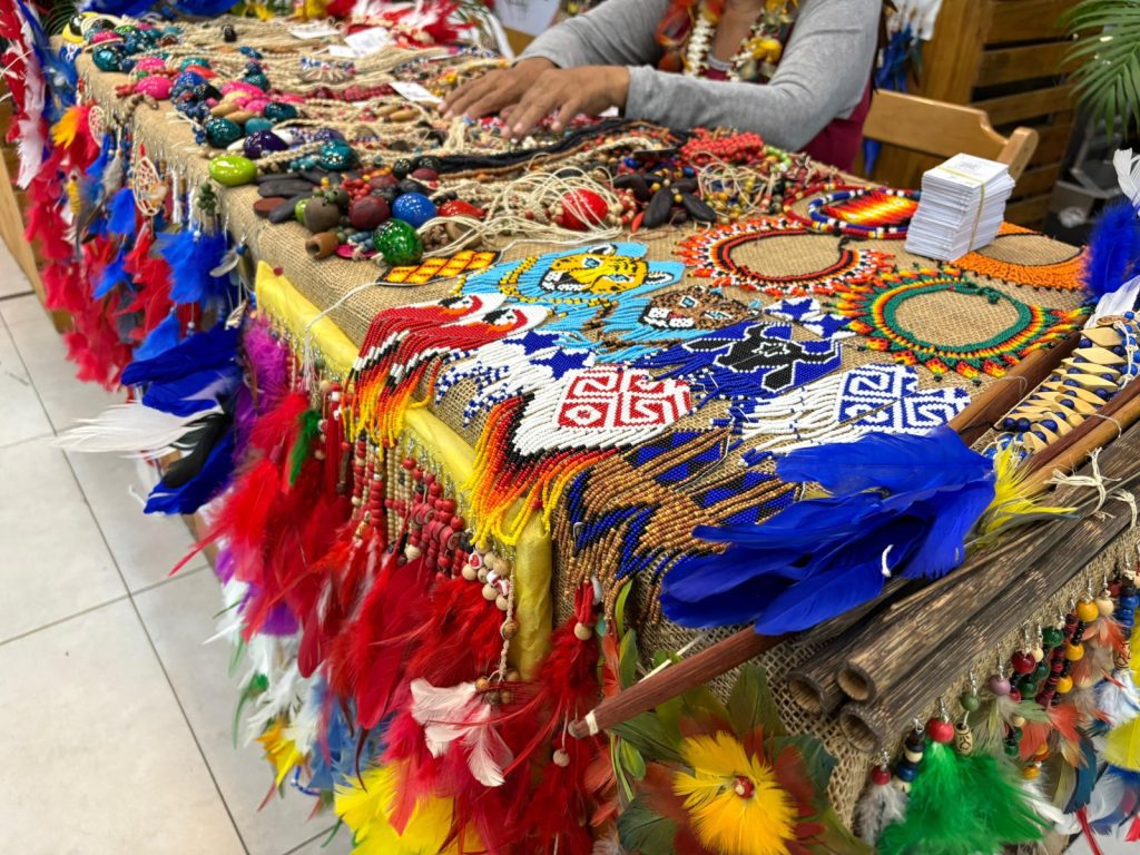 Carnaval na Floresta 2026: Torcedores dos bumbás podem adquirir produtos em feira de artesanato indígena no Carnaboi