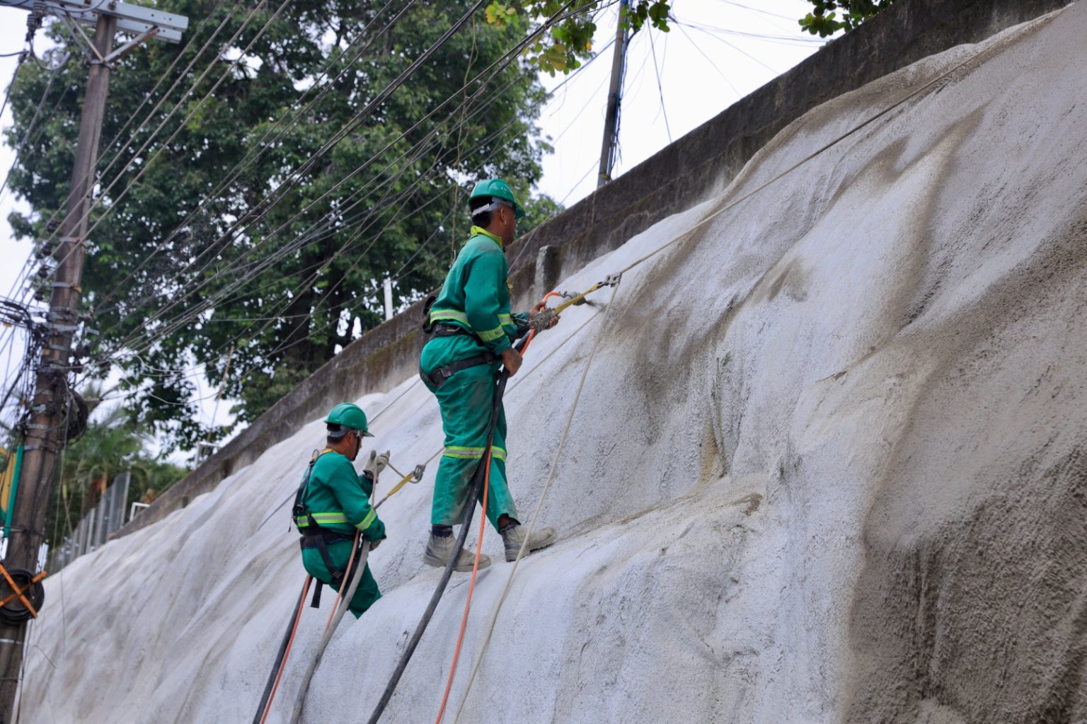 Prefeitura de Manaus avança em obra com geomanta e reforça segurança em área de risco na avenida Mário Ypiranga