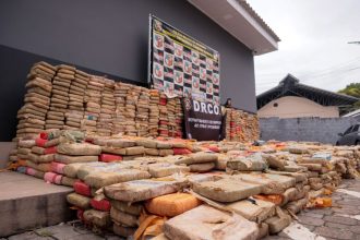 Polícia Militar do Amazonas prende 11 pessoas e apreende 2,7 toneladas de drogas na zona oeste de Manaus