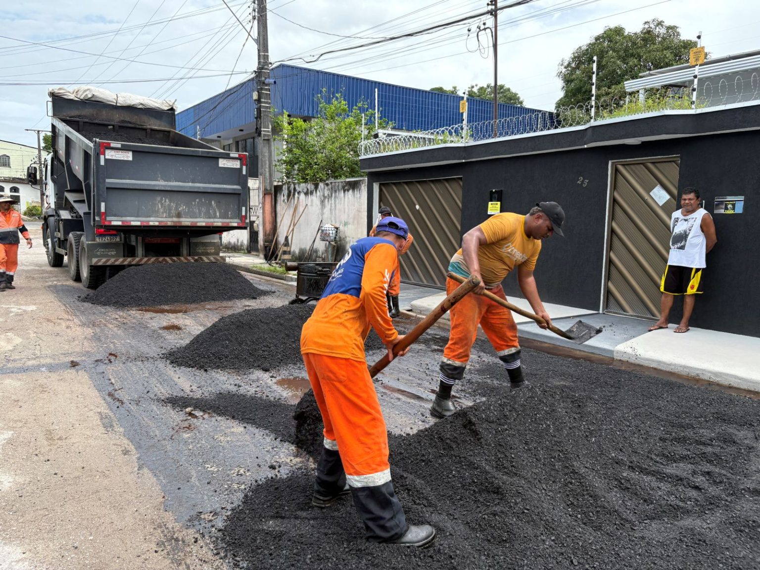 Prefeitura de Manaus atende solicitação de moradores do bairro São José e recupera via com novo asfalto 