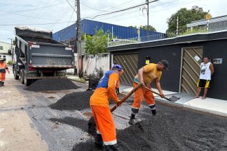 Prefeitura de Manaus atende solicitação de moradores do bairro São José e recupera via com novo asfalto 