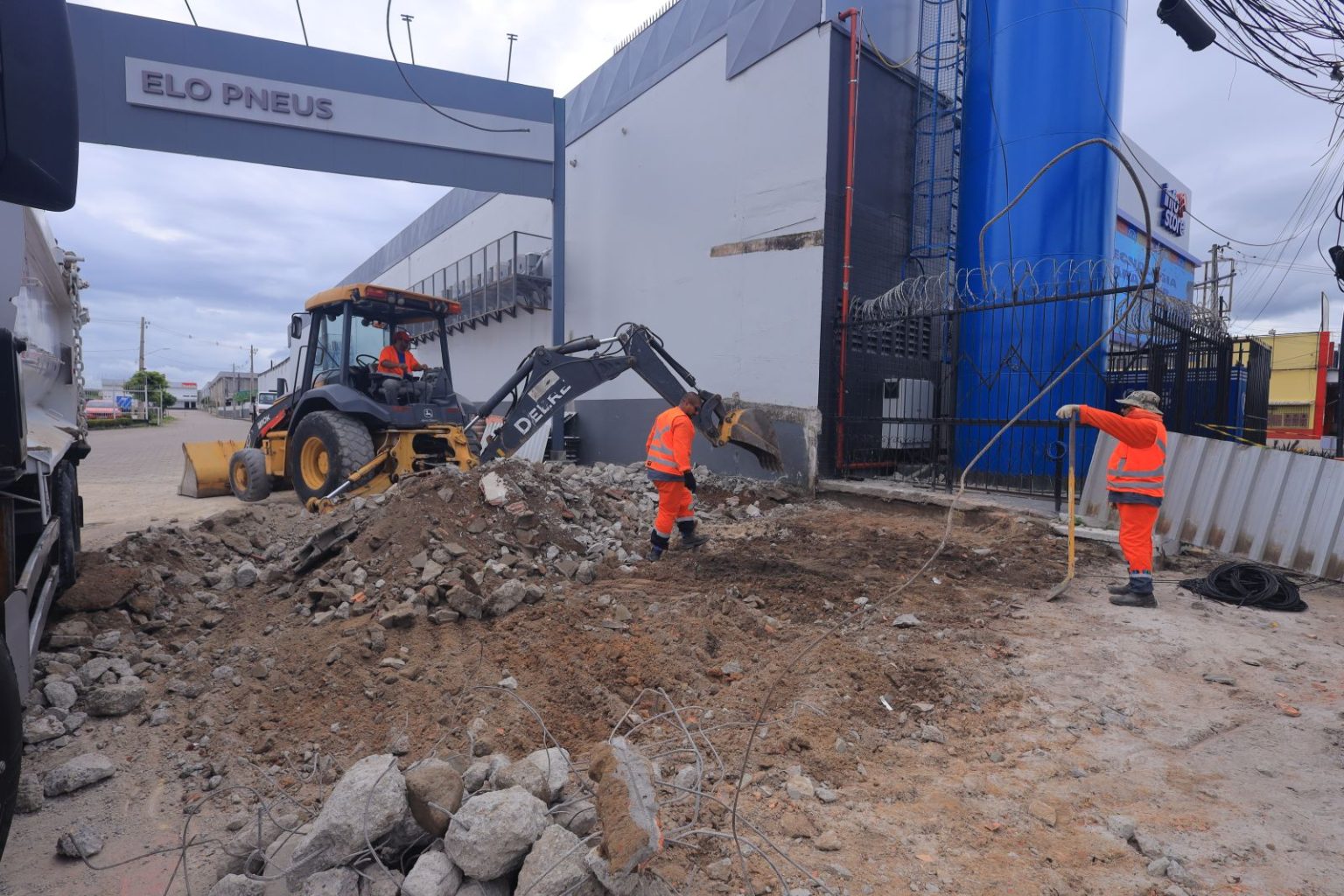 Prefeitura de Manaus avança nas obras de reconstrução da passarela Santos Dumont