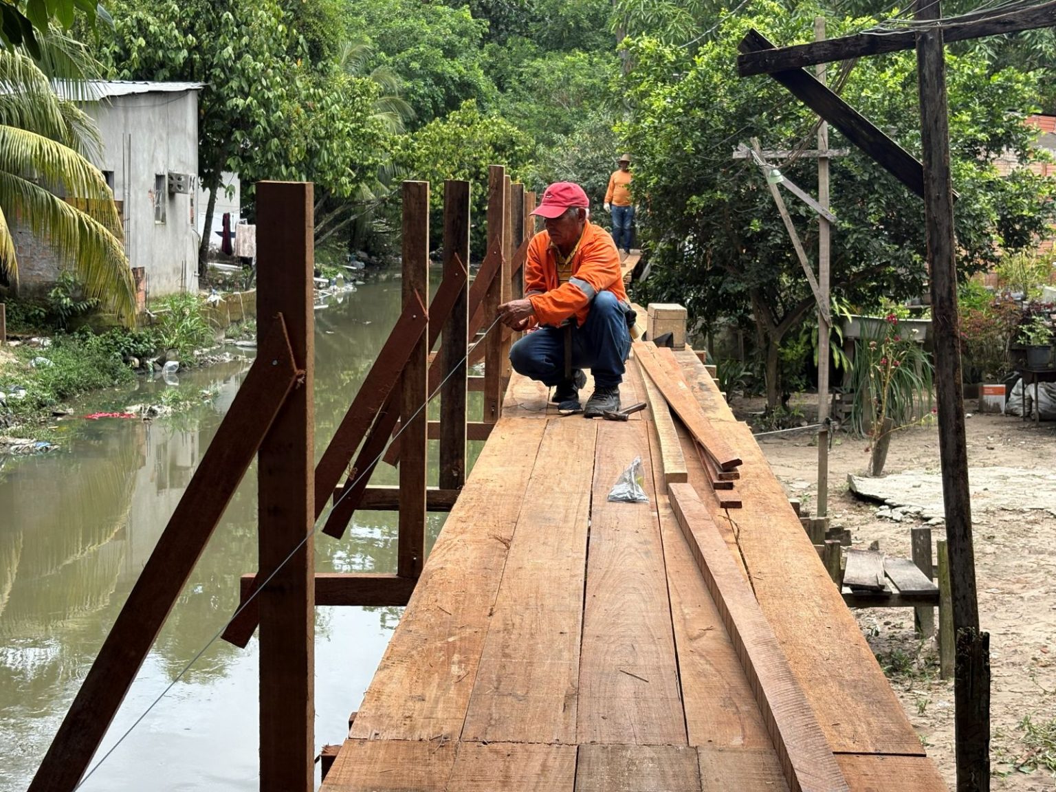 Prefeitura de Manaus constrói ponte na comunidade Nova Esperança e garante mais segurança aos moradores