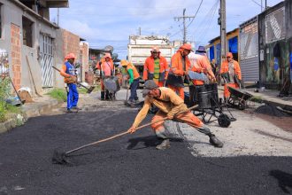Prefeitura de Manaus intensifica manutenção asfáltica na zona Leste e melhora mobilidade no Val Paraíso