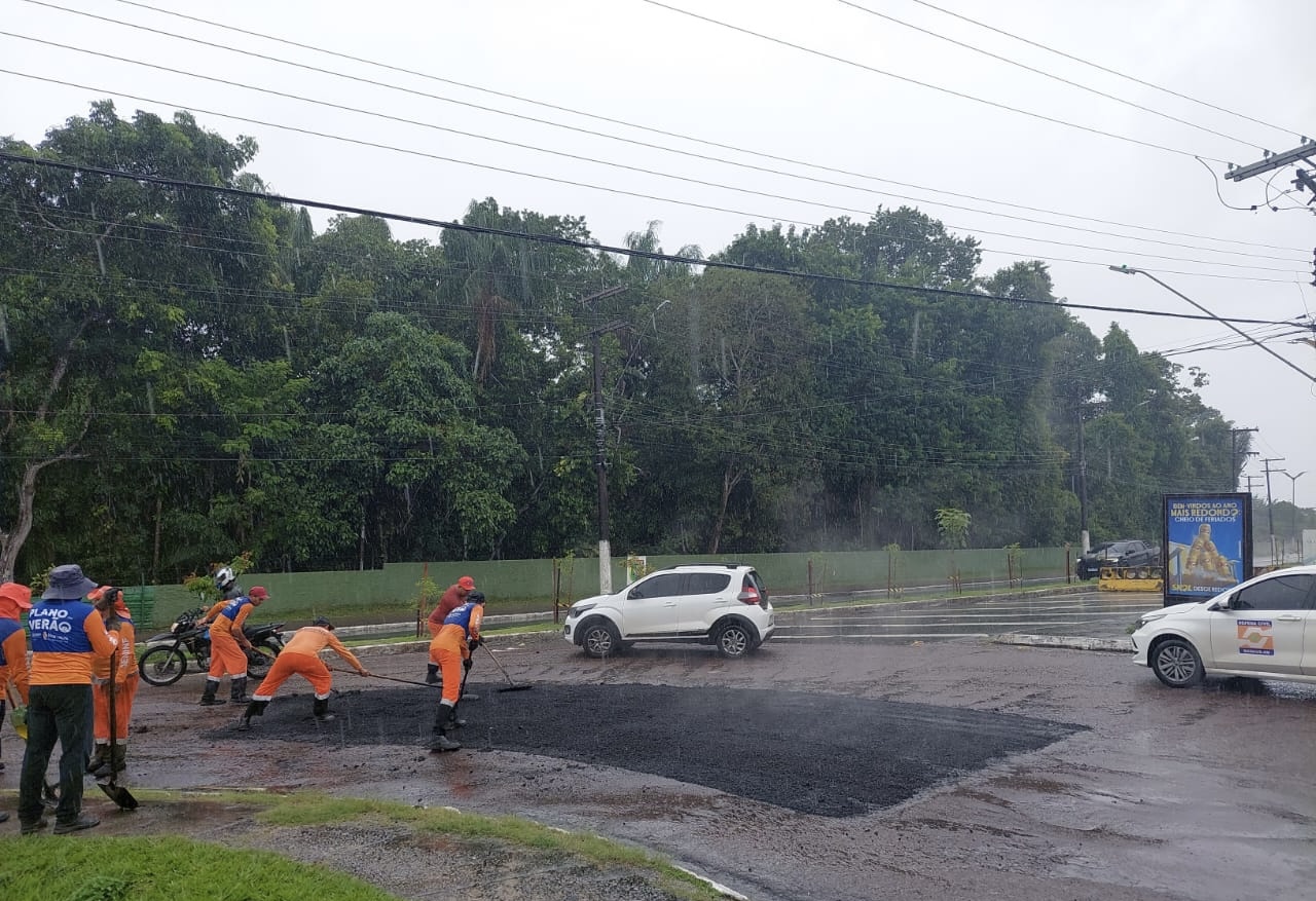Prefeitura de Manaus intensifica obras de recuperação asfáltica na avenida São Jorge, na zona Oeste