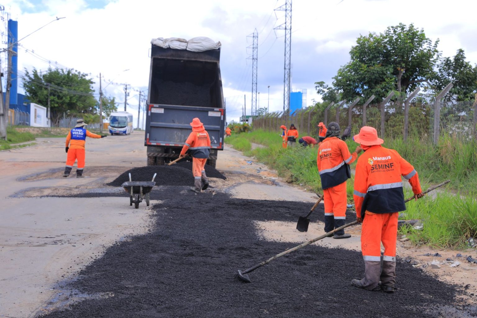 Prefeitura de Manaus intensifica serviços de manutenção asfáltica na avenida Hibisco, no Distrito Industrial