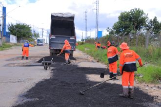 Prefeitura de Manaus intensifica serviços de manutenção asfáltica na avenida Hibisco, no Distrito Industrial