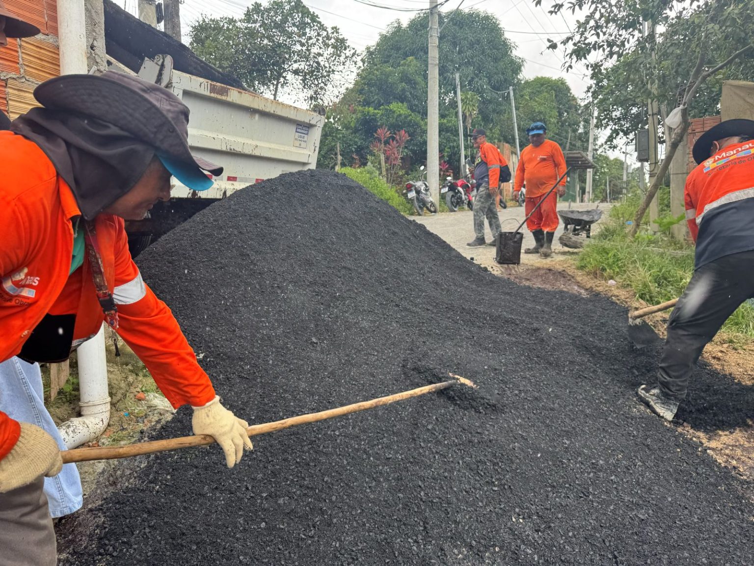 Prefeitura de Manaus leva asfalto pela primeira vez e muda a realidade da rua Angelina Coimbra, na comunidade Coliseu