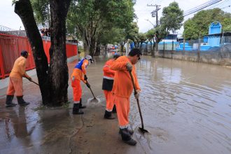Prefeitura de Manaus realiza ação emergencial para desobstruir via no bairro São José Operário