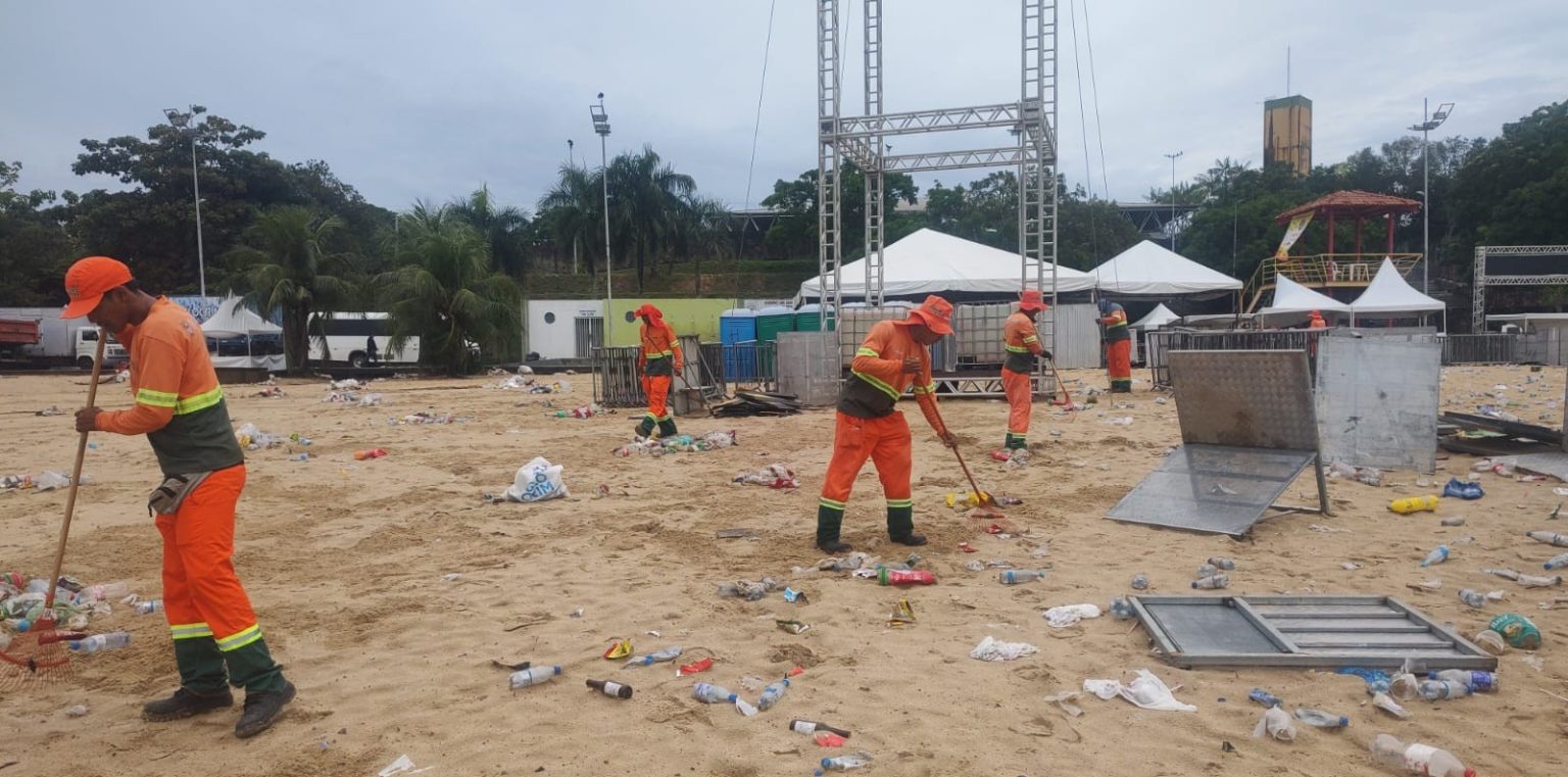 Prefeitura de Manaus realiza operação de limpeza na praia da Ponta Negra