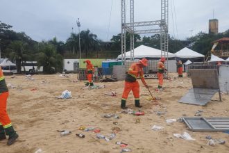 Prefeitura de Manaus realiza operação de limpeza na praia da Ponta Negra