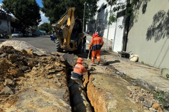 Prefeitura de Manaus realiza recuperação de drenagem obstruída por lixo no Centro 