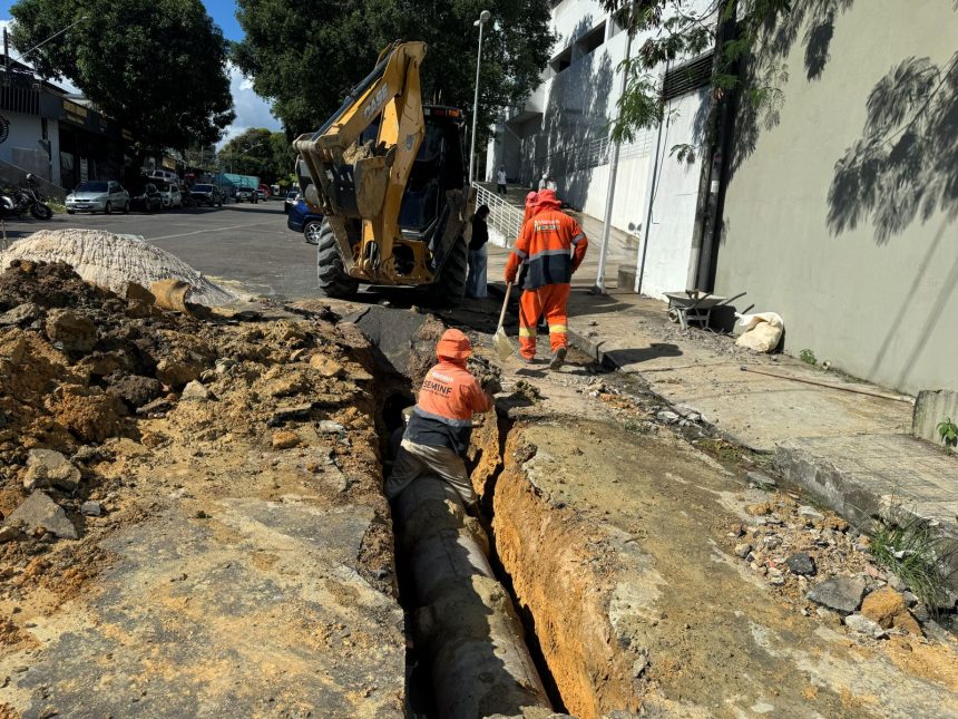 Prefeitura de Manaus realiza recuperação de drenagem obstruída por lixo no Centro 